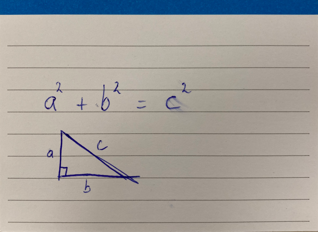 a2+b2=c2 de stelling van pythagoras met een rechthoekige driehoek op een flashcard